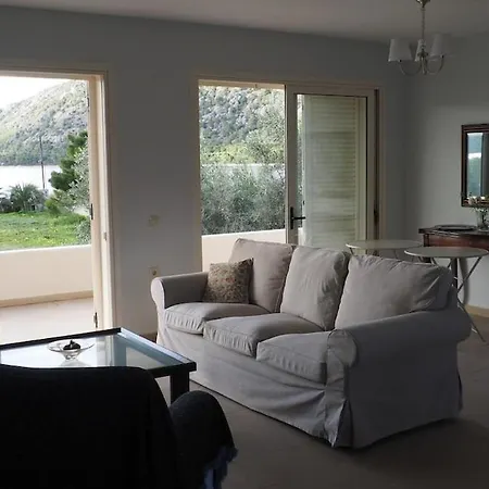 The Lakehouse Villa *