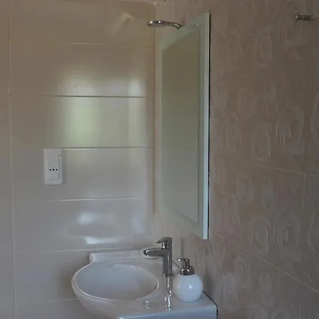 The Lakehouse فيلة