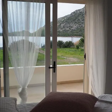 The Lakehouse Villa *