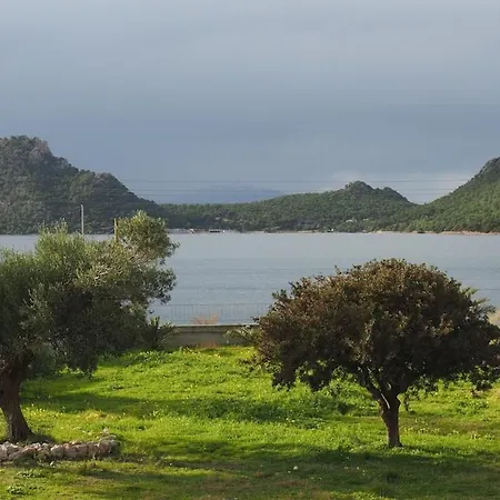 The Lakehouse Villa *