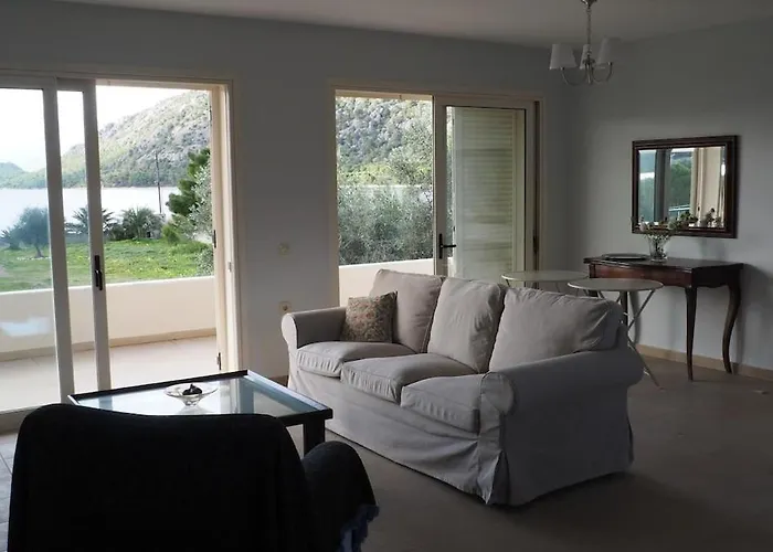 The Lakehouse Villa *