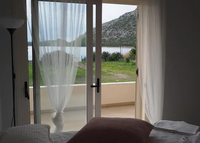 The Lakehouse Villa *