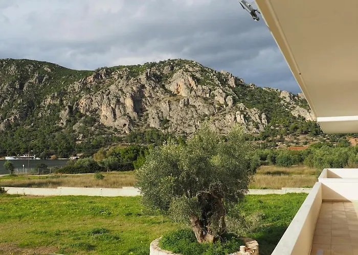 The Lakehouse Βίλα