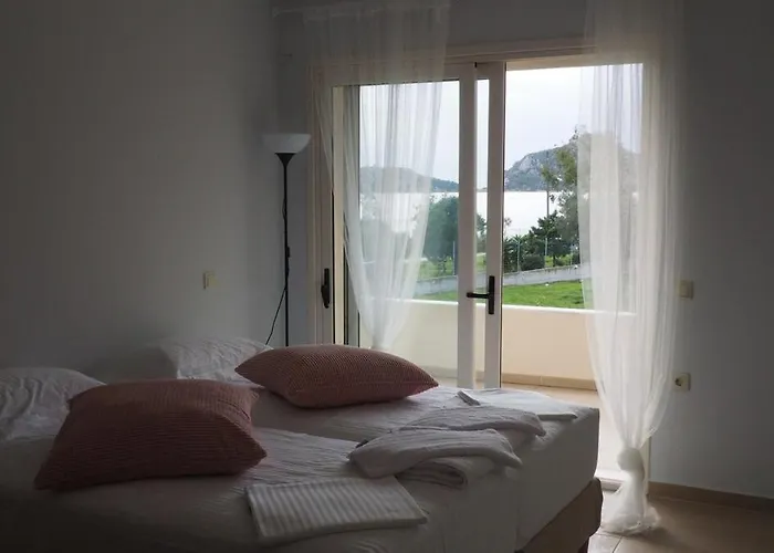 The Lakehouse Villa *